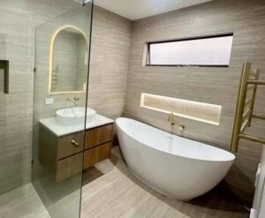 Small bathroom with bathtub & mirror wall