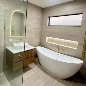 Small bathroom with bathtub & mirror wall